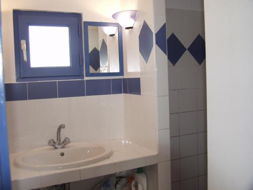洛克马里亚Maison Locmaria, 2 pièces, 4 personnes - FR-1-418-163的一间带水槽和两面镜子的浴室