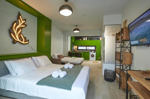 塞萨洛尼基Olea Apartments的一间卧室配有一张白色的床和绿色的墙壁