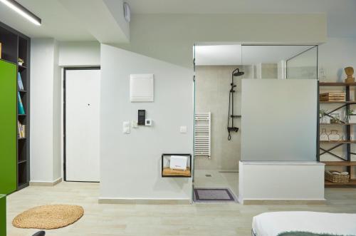 塞萨洛尼基Olea Apartments的客厅设有白色墙壁和滑动玻璃门