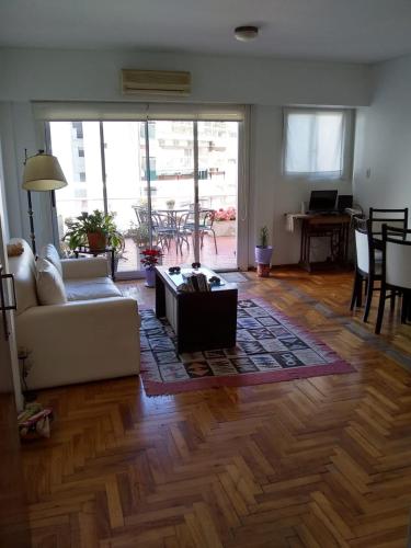 布宜诺斯艾利斯Palermo Sol的客厅配有沙发和桌子