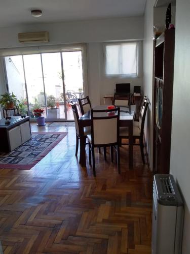 布宜诺斯艾利斯Palermo Sol的客厅设有餐桌和椅子