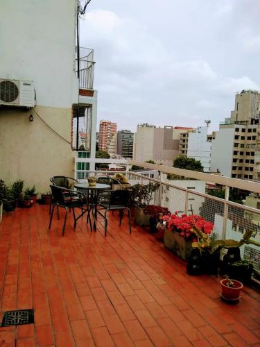 布宜诺斯艾利斯Palermo Sol的阳台的天井配有桌椅