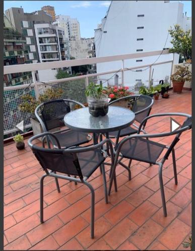 布宜诺斯艾利斯Palermo Sol的阳台配有天井桌椅