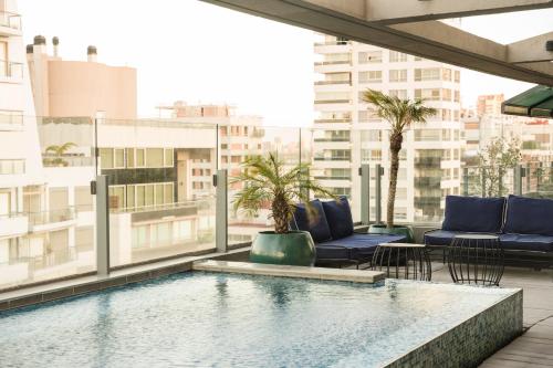 布宜诺斯艾利斯解放者城市酒店的建筑物屋顶上的游泳池