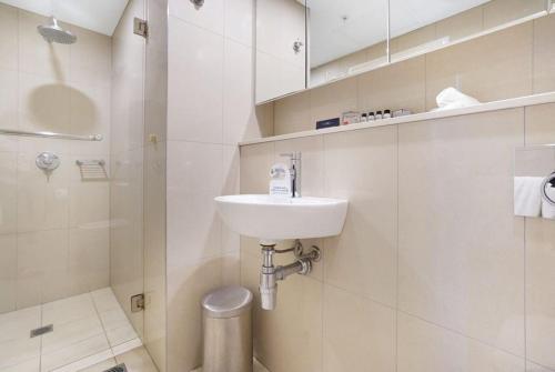 达尔文Luxury two-beds harbour views apartment的白色的浴室设有水槽和淋浴。