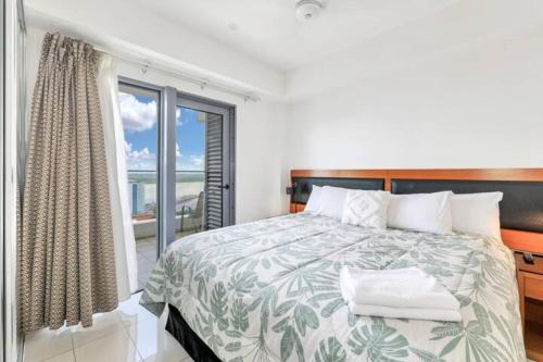 达尔文Luxury two-beds harbour views apartment的一间卧室设有一张床和一个大窗户