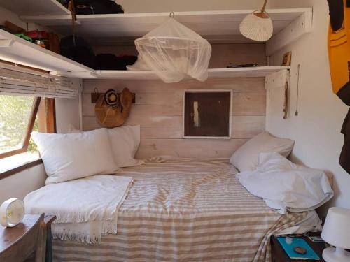 拉佩德雷拉Tiny house y casa Parador de playa的卧室配有一张床