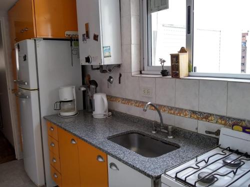 布宜诺斯艾利斯Palermo Sol的厨房配有水槽和冰箱