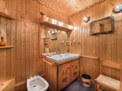 梅杰夫Appartement Megève, 4 pièces, 8 personnes - FR-1-453-14的木制浴室设有水槽和卫生间