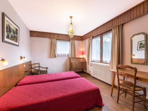 梅杰夫Appartement Megève, 2 pièces, 4 personnes - FR-1-453-91的一间卧室配有两张床、一张桌子和一面镜子