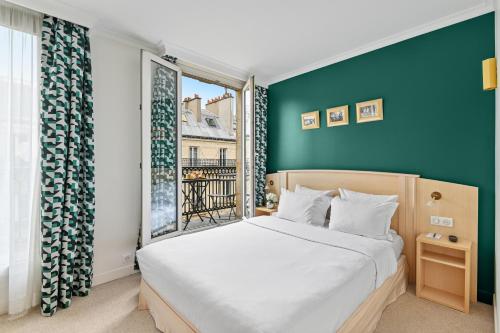 巴黎香榭丽舍歌剧院酒店的一间卧室设有一张大床和一个窗户。