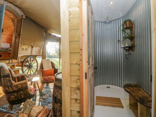 奥特里圣玛丽The Wagon at Burrow Hill的享有带帐篷的客房景致