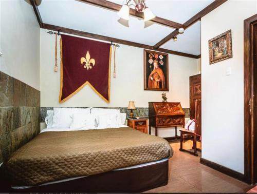 维纳德马卡斯蒂略中世纪酒店的一间卧室配有一张大床和一张书桌