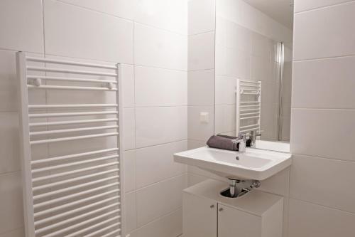 维也纳Vienna Living Apartments - Ottakring的白色的浴室设有水槽和镜子