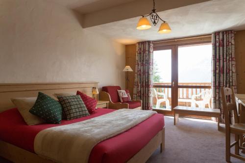 拉赫兹耶尔Chalet Matsuzaka - chambres d'hôtes de luxe的一间卧室设有一张床和一个阳台