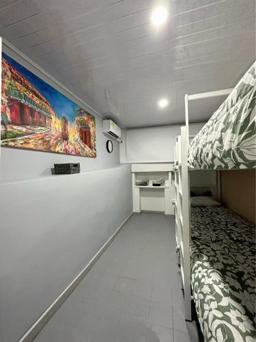 卡塔赫纳Casa jardín Cartagena的客房设有两张双层床和壁画。