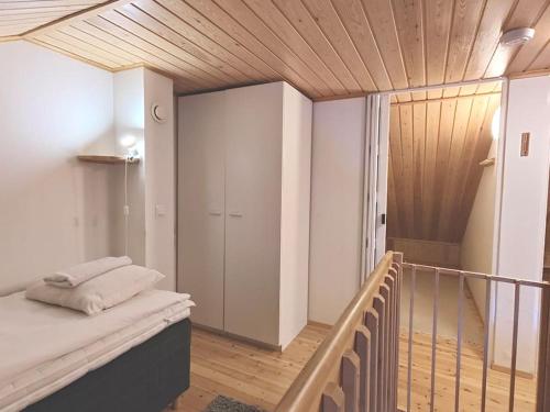 萨利色尔卡Gold Legend Paukkula #4 - Saariselkä Apartments的小房间设有床和楼梯