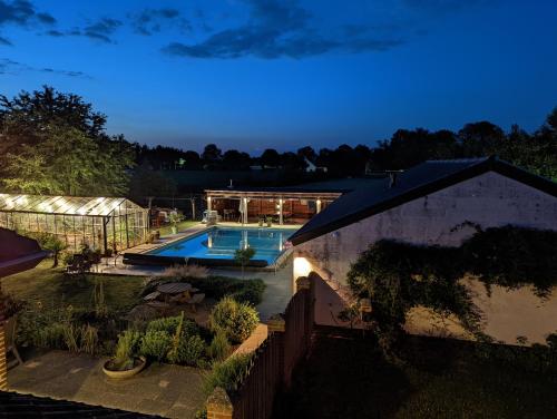 芬洛Heerlijk Appartement 'la bienvenue' in Venlo, Limburg的享有房子空中景色,晚上设有游泳池
