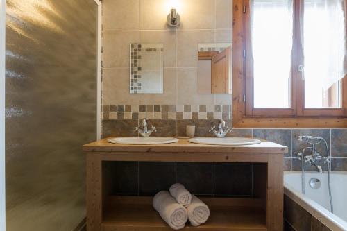 拉赫兹耶尔Chalet Matsuzaka - chambres d'hôtes de luxe的一间带两个盥洗盆、一个窗口和一个浴缸的浴室