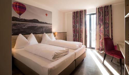 圣珀尔滕Motel 267的一间卧室配有一张带白色床单和热气球的床。