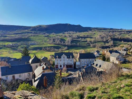 CheyladeGrand Hotel de la Vallée的山丘上的村庄,有房子和院子