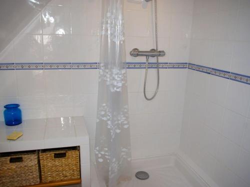 勒帕莱Maison Le Palais, 4 pièces, 7 personnes - FR-1-418-53的浴室内设有带浴帘的白色淋浴