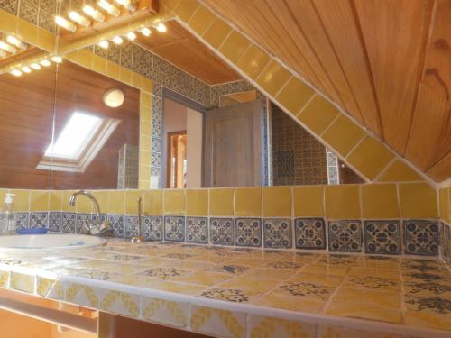 洛克马里亚Maison Locmaria, 4 pièces, 6 personnes - FR-1-418-67的一间带浴缸和大镜子的浴室