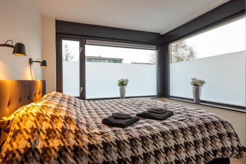 莱利斯塔德Luxe Studio Liemers的一间卧室配有一张床,上面有两条毛巾