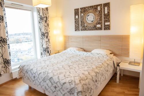 塔尔图Wilde Guest Apartment Tigutorn的一间卧室设有一张床和一个大窗户