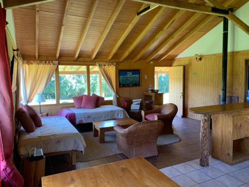 La JuntaLos Coihues Patagonia Lodge的大房间设有两张床和一张桌子