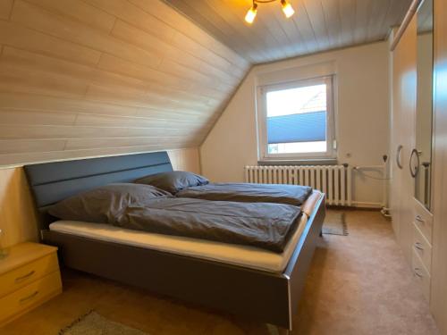 奎德林堡Charmantes Ferienhaus Gernrode/ Harz, Balkon, Grill, 2 Schlafzimmer的一间小房间的卧室,配有一张床铺