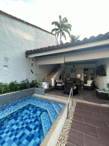 梅尔加Casa de Descanso的房屋前的游泳池
