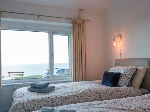 梅瓦吉西Sea View的一间卧室设有两张床和一个海景窗户。