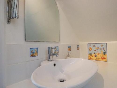 梅瓦吉西Sea View的浴室设有白色水槽和镜子