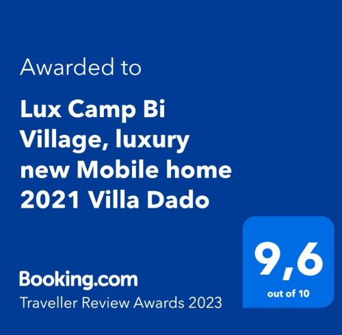 法扎纳Lux Camp Bi Village, Mobile home Villa Dado的鲁克营地的屏幕闪光灯挑战常春藤新移动房屋