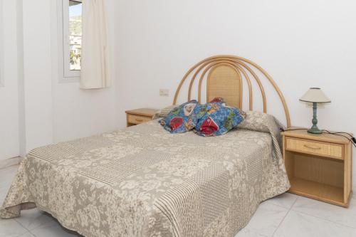 库列拉Villas Cap Blanc Ii, Pta 11的一间卧室,配有一张床和床头灯