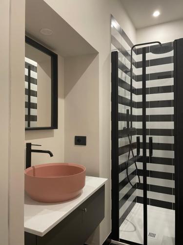 米兰Ritorno alle origini Suites的一间带水槽和玻璃淋浴的浴室