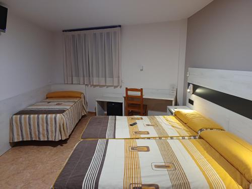 Alcorisa城堡餐厅及酒店的酒店客房配有两张床和一张书桌