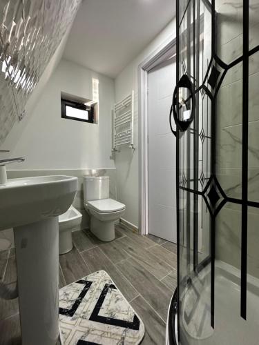 博尔若米LUMA Sadgeri (Borjomi)的带淋浴、盥洗盆和卫生间的浴室