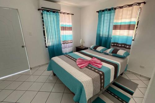 圣斐利-银港Hermosa y acogedora casa Familiar como te mereces的一间卧室,配有一张粉红色的床铺
