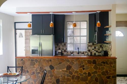 Mountain View Vacation Home的厨房配有黑色橱柜和石台面