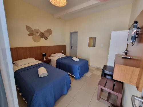费尔南多 - 迪诺罗尼亚斯维尔旅舍的酒店客房设有两张床和一张桌子。