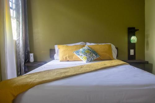 Mountain View Vacation Home的一张带白色床单和黄色枕头的床