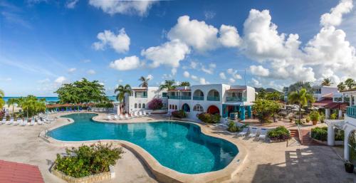 BolansJolly Beach Antigua - All Inclusive的度假村游泳池的图片