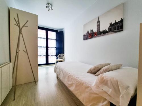 库迪列罗BarloventoCudillero的白色的卧室设有床和大窗户