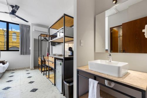 梅里达Suites Reforma by HomiRent的浴室配有白色水槽和台面