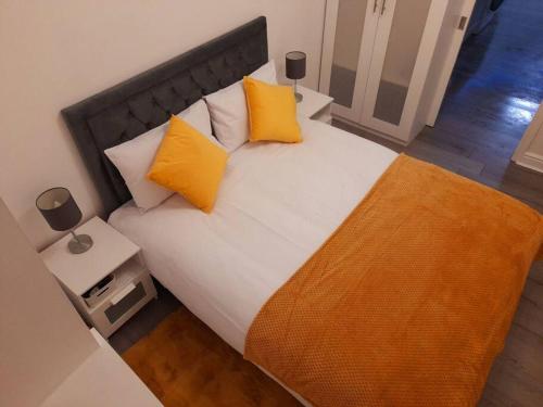 爱丁堡Modern flat near city centre.的一间卧室配有一张带黄色枕头的大床
