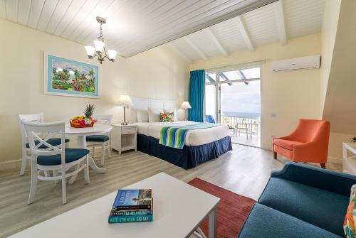 辛普森湾拉维斯塔度假酒店的酒店客房带一张床、一张桌子和椅子