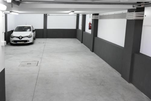 阿达莱斯APTOS MILLÁN的车库内有停车位