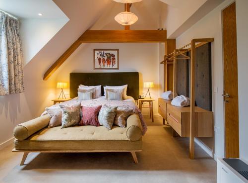 布罗肯赫斯特New Park Manor Hotel - A Luxury Family Hotel的一间卧室配有一张带枕头的大床